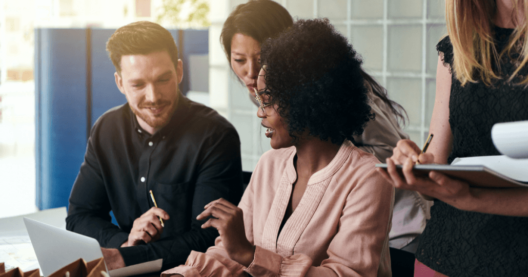 People working on a computer togheter